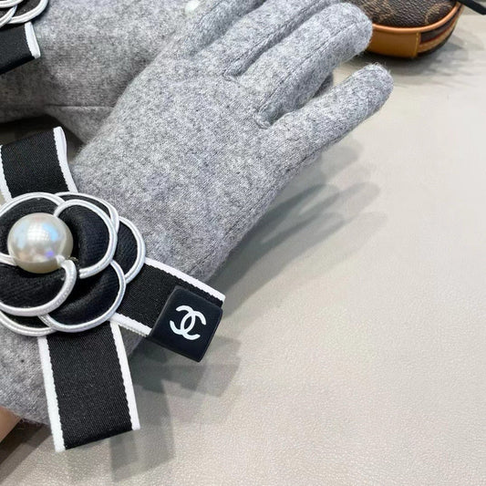 Chan wool gloves