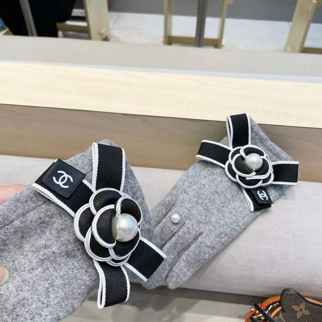 Chan wool gloves