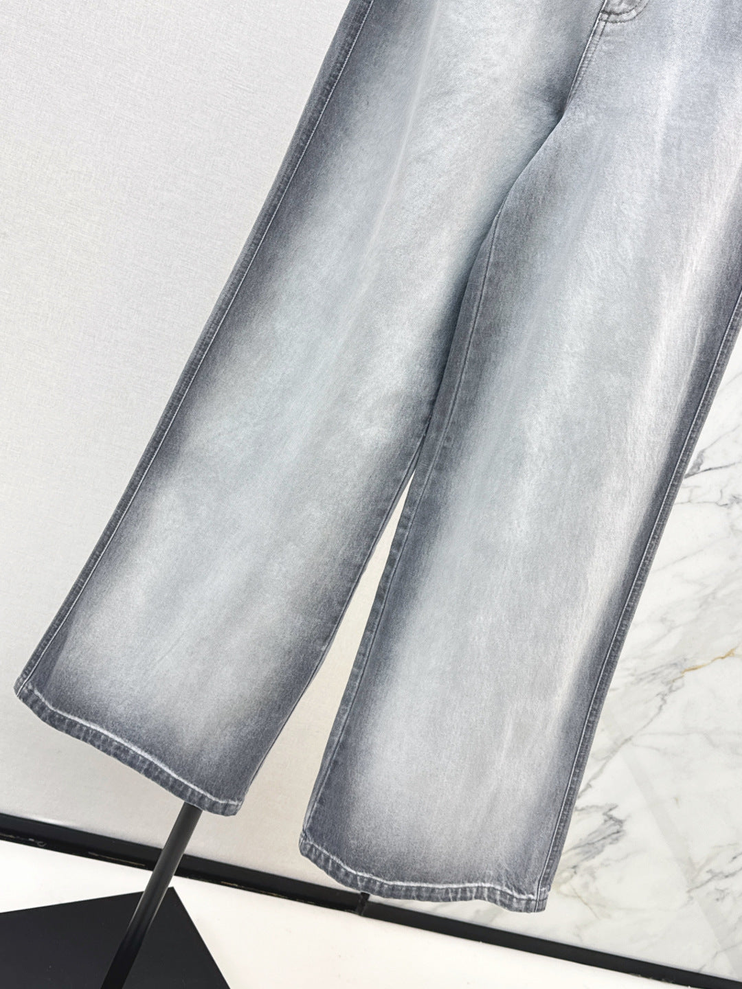 CD NEW Distressed and faded denim jeans